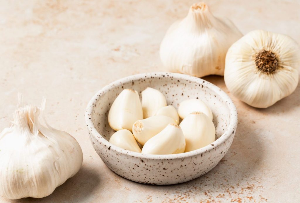 EWL-the-best-way-to-peel-garlic-hero-01-2000-26d7671c3aab4aa5868dae601ce1bbb2
